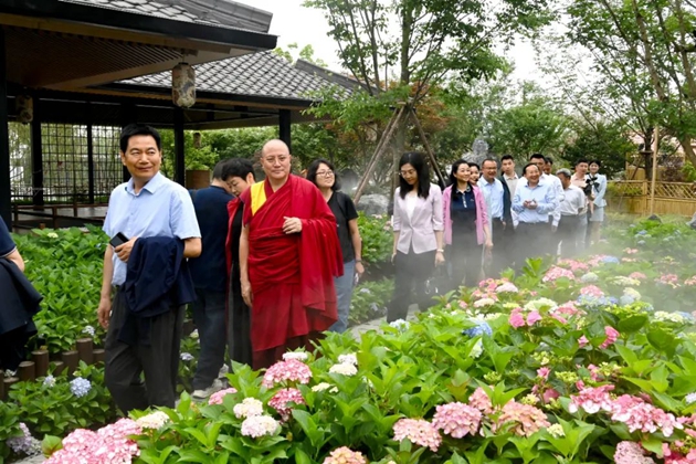 考察組在世園會國際園藝展區(qū)考察。記者 姜寒冬 攝.jpg11.jpg